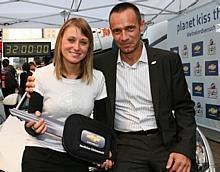 Cruze Gewinnerin und Weltrekordinhaberin, Kamilla Kolodziej mit Jürgen Keller, Geschäftsführer. Foto: Chevrolet Deutschland GmbH